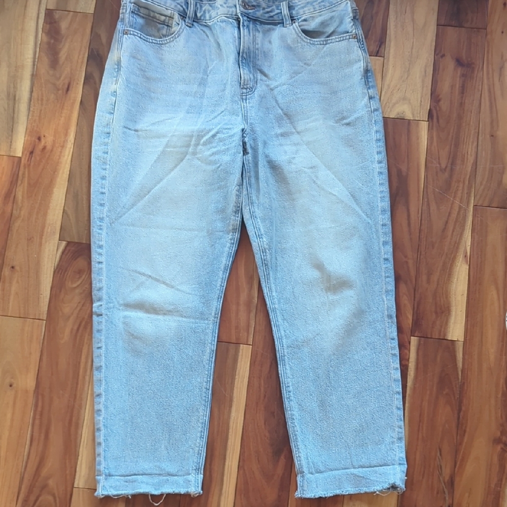 American Eagle Outfitters Light Wash Cropped Jeans